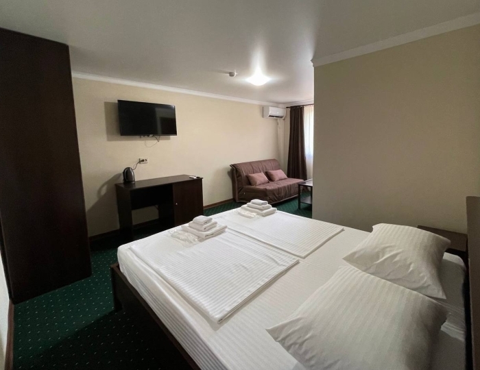 Стандарт 3-местный 2-комнатный с отдельным входом 1 этаж - Отель «Шоколад» Цандрипш